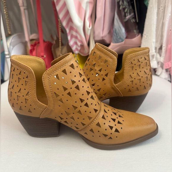 Frye & Co. Sienna "Camel" Cut Out Bootie Ankle Boot Size 6 - Picture 7 of 9